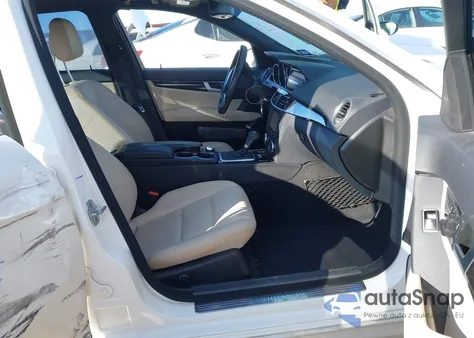 2013 Mercedes-Benz C 350 Sport z USA, uszkodzony, nr VIN WDDGF5HB0DA774982